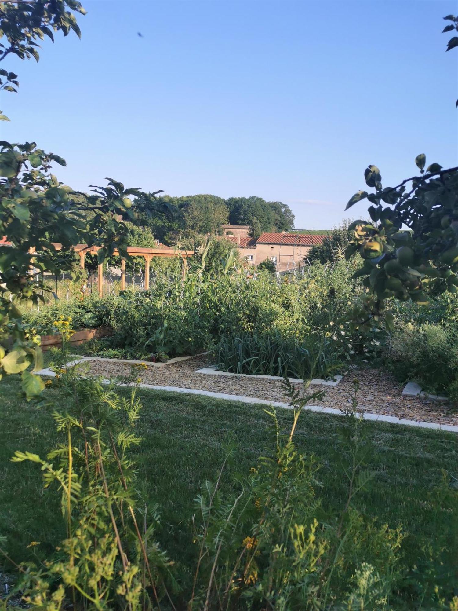 Bed and Breakfast Au Jardin des Deux Roches Prissé Exterior foto