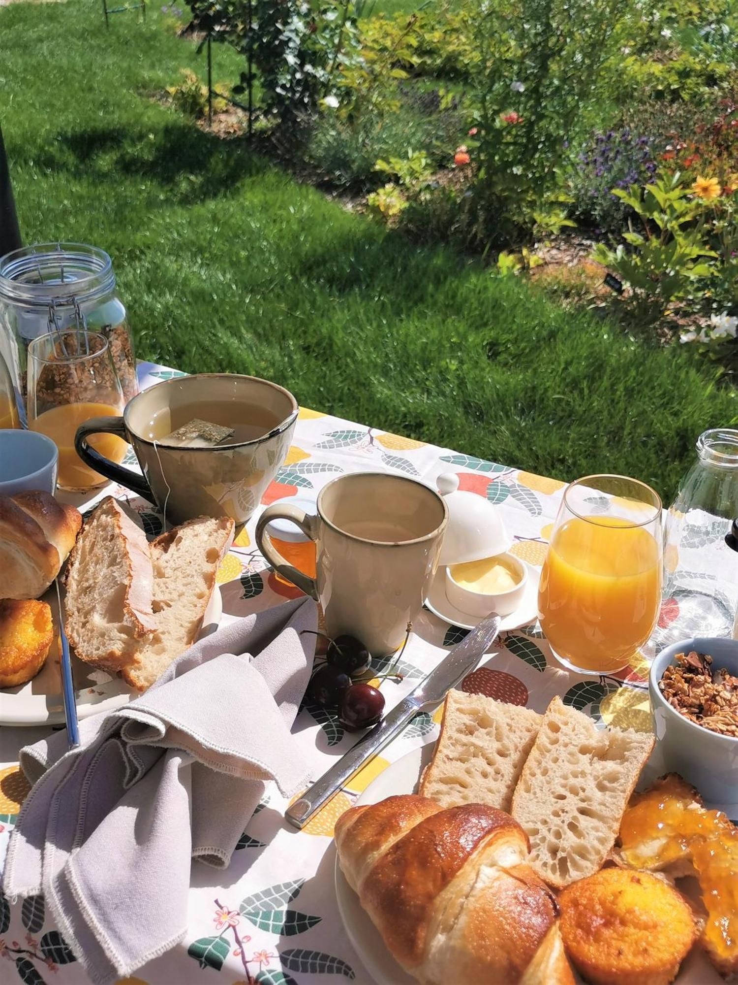 Bed and Breakfast Au Jardin des Deux Roches Prissé Exterior foto