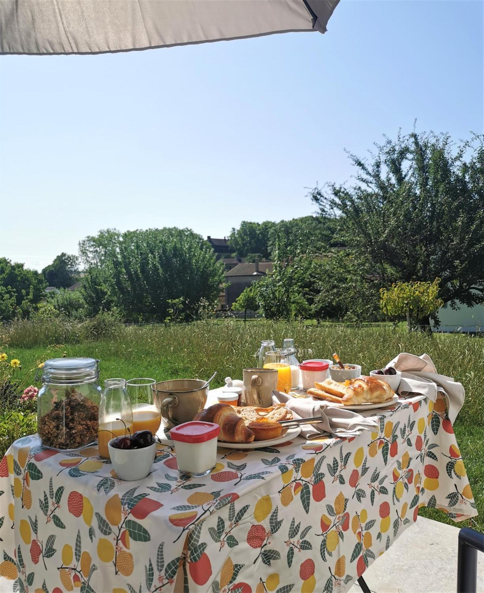 Bed and Breakfast Au Jardin des Deux Roches Prissé Exterior foto